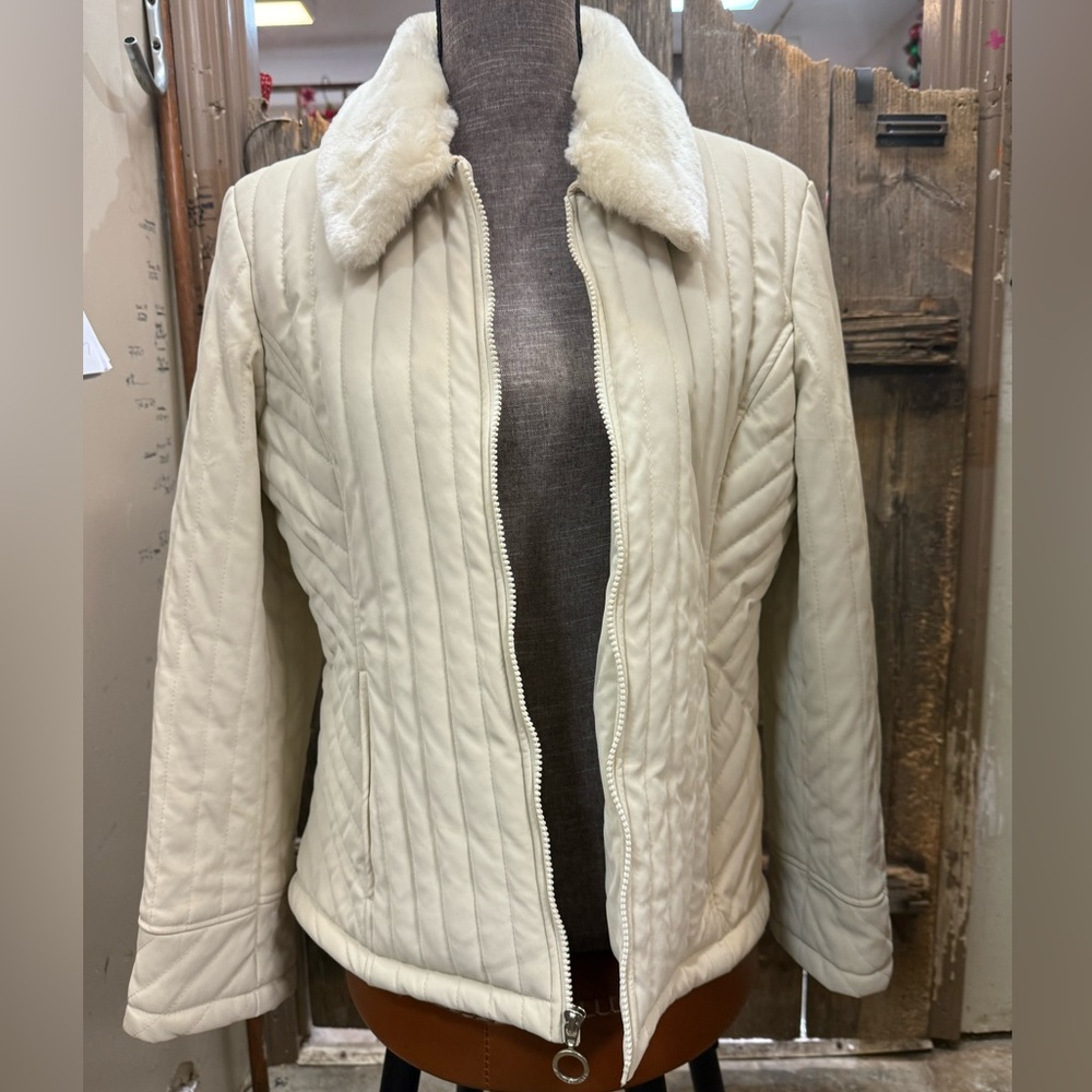 Elegant Cream Quilted Women's Puffer Jacket